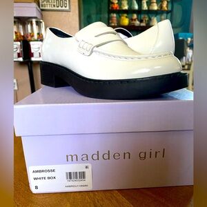 Madden Girl Ambrosse white size 8m new in box..